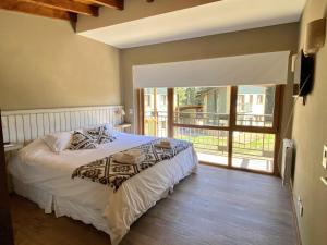 拉安戈斯图拉镇Altos del Bonito的一间卧室设有一张床和一个阳台