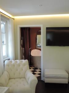 博登湖畔克雷斯波洛Pension am Bodensee (Adults only)的客厅配有白色沙发和浴缸