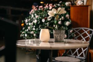 于默奥博肯酒店的一张桌子,上面有花瓶和花