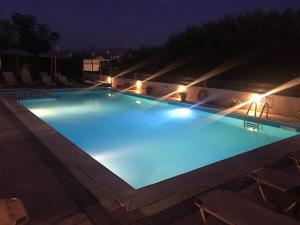斯达林Litus Amoris的一座晚上点亮的大型游泳池