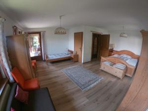 因斯布鲁克Haus Fink的一间卧室配有一张床,铺有木地板