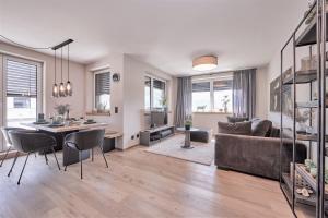 加尔米施-帕滕基兴Apartment BergRoof的客厅配有沙发和桌子
