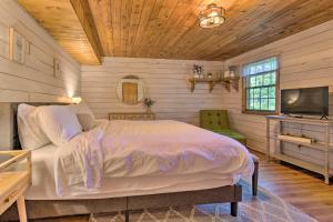 SunsetSecluded Cabin with Spacious Kitchen and Dining Area!的相册照片