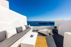 易莫洛林Santorini Delux的带沙发的客厅,享有水景