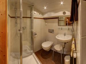 因泽尔Gästehaus Restner - Chiemgau Karte的带淋浴、卫生间和盥洗盆的浴室