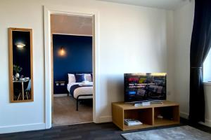 米德尔斯伯勒Middlehaven Apartment的一间设有一张床和镜子的房间