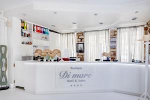 波西多尼亚Boutique ''Di Mare'' Hotel & Suites的房间里的白色柜台上有一个标牌