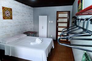 萨尔瓦多Pousada Cor e Arte - Pelourinho的卧室配有白色的床和梯子