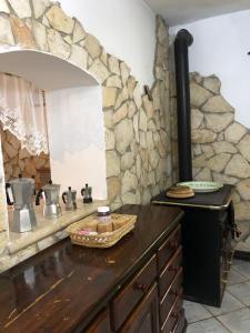 BassianoDimora Palombo的厨房设有石墙和炉灶。