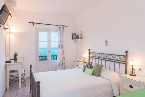 普拉提伊亚洛斯西弗诺斯Hotel Efrosini的一间卧室配有一张床,享有海景