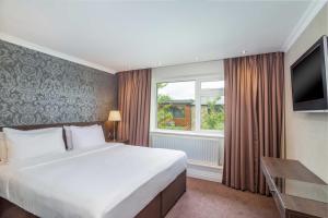 卡文克洛莫尔酒店的一间卧室设有一张大床和一个窗户。