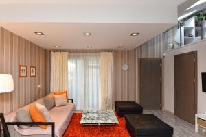 帕兰加Apartamentai Šviesa的客厅配有沙发和桌子