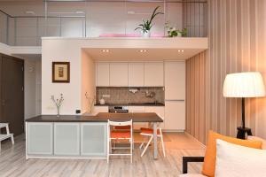 帕兰加Apartamentai Šviesa的开放式厨房以及带桌椅的用餐室。