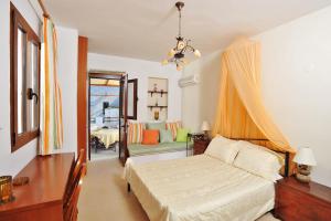 林都斯林甸宝石专属公寓酒店的一间卧室设有一张床和一间客厅。
