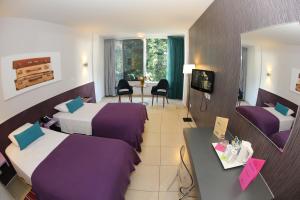 尼科西亚阿尔图斯精品酒店的酒店客房设有两张床和一张桌子。