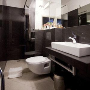 波兹南Comm Hotel Poznań Airport的浴室配有白色卫生间和盥洗盆。