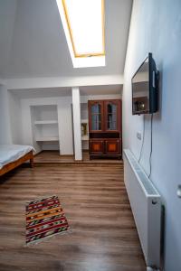VişanPensiunea VisAventura的一间设有床铺和墙上电视的房间
