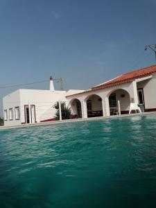 阿尔布费拉Quinta Catarina的一座房子前面设有游泳池