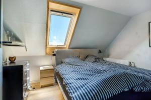 JellingGormsgade lejlighed的一间卧室设有一张床和一个窗口