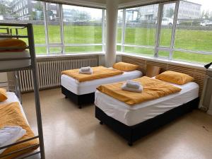 雷克雅未克Hostel B47的带窗户和双层床的客房内的两张床