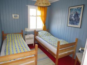 埃基斯蒂尔Húsey Hostel & Horsefarm的一间卧室设有两张床和窗户。
