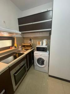 尼普顿Apartamente Neptun Bosco的厨房配有洗衣机和洗衣机。