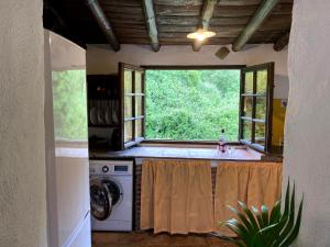 胡斯卡尔Casa Rural Molino de Bony的厨房配有洗衣机和窗户。