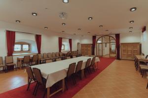 BoršaBrigadéros Hotel Brigadír Borsi的大房间设有一张大桌子和椅子