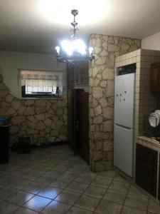 BassianoDimora Palombo的厨房配有白色冰箱和石墙