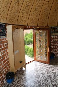 撒马尔罕Hotel Gumbaz的砖墙房间的一扇门