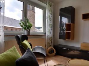 奥伯霍夫Ferienwohnung Paula的客厅配有桌椅和窗户。