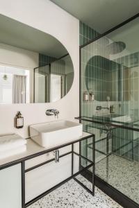 克拉科夫Angelus Apartments的一间带水槽和淋浴的浴室