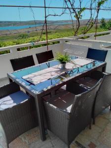 祖波维奇Vila Kata的一张桌子和椅子,享有海景