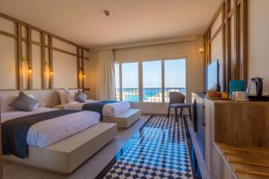 赫尔格达The Boutique Hotel Hurghada Marina的酒店客房设有两张床和电视。