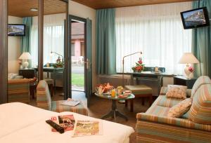 奥尔贝森林陛下之家客栈汽车旅馆的客厅配有沙发和桌子