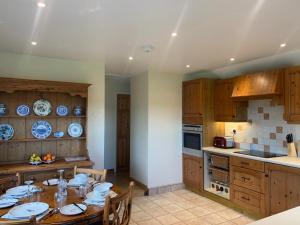 Meikle Aucheoch Holiday Cottage, plus Hot Tub, Near Maud, in the heart of Aberdeenshire的厨房或小厨房