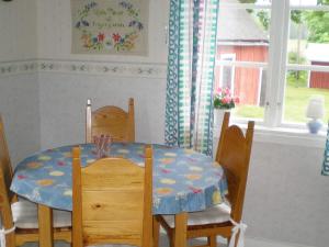 Tattertorp4 person holiday home in GULLSP NG的一间带桌椅和窗户的用餐室