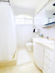 Sweet Home Punta Cana Guest House - VILLA Q15A的一间浴室