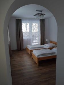 Apartamenty Bogusia Korbielów Pilsko客房内的一张或多张床位