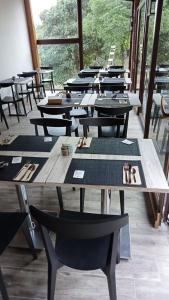 圣维托基耶蒂诺Relais FraSimon Antico Casale的餐厅里一排桌椅