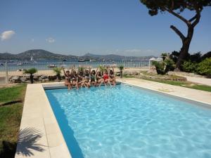 圣特罗佩Villa Playa del Sol -B4的一群人坐在游泳池边