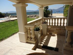 圣特罗佩Villa Playa del Sol -B4的拥有两株盆栽植物的门廊,享有海滩美景