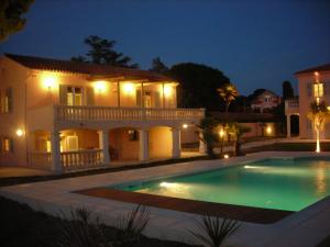 圣特罗佩Villa Playa del Sol -B4的夜间带游泳池的别墅