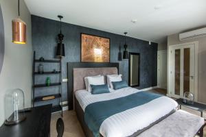 阿姆斯特丹377号旅馆的一间卧室配有一张带蓝色墙壁的大床