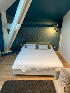 波尔多乐瑟文公寓的卧室配有白色床和蓝色墙壁