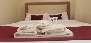 NarokWalabi Mara Hotel的床上铺有白色毛巾的床