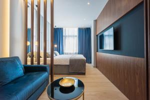斯普利特Caldo Luxury Rooms的客厅配有沙发和1张床