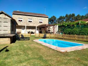 MorañaCasa Da Pallota的一个带游泳池和房子的后院