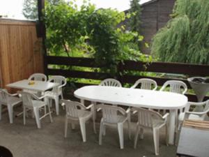 博内夫斯库罗纳餐厅酒店的庭院配有白色的桌椅和桌子。
