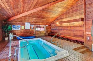 布赖恩峰Giant Steps 34 Ski In-out的一个带木制天花板的客房内的按摩浴缸